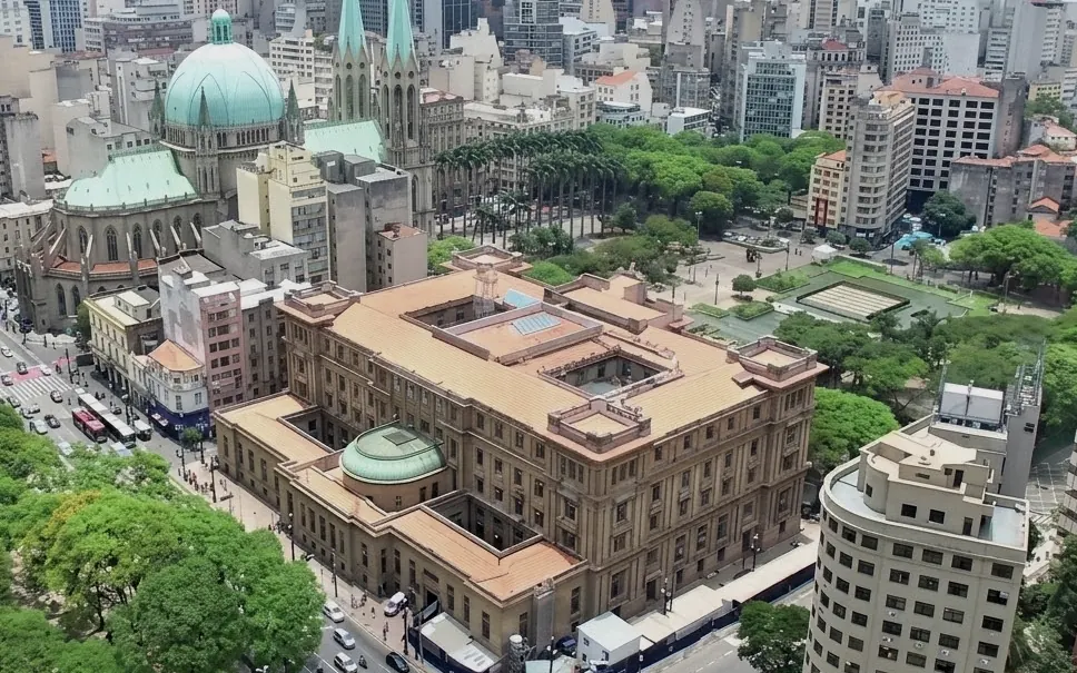 Vista aérea da região da Sé: a Catedral da Sé, o Palácio da Justiça e, à direita, o Prédio Lex, sede do escritório
